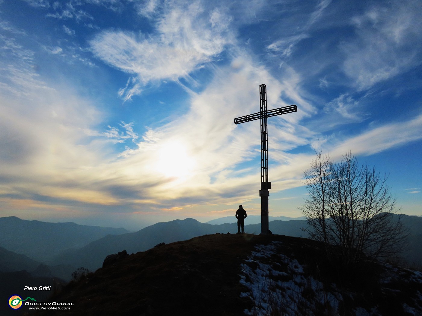 41 Alla croce del Monte Gioco (1366 m) nei colori del tramonto .JPG